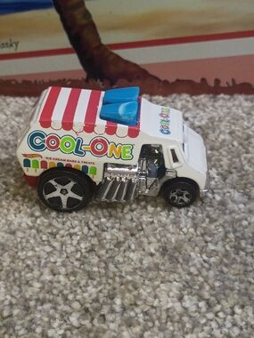 Hot Wheels Cool -One Ice Cream Truck